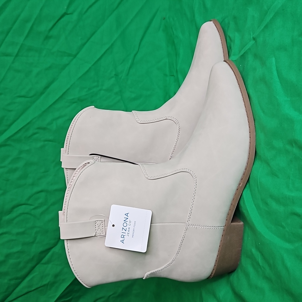 Arizona Meyer Cream colored cowgirl boots